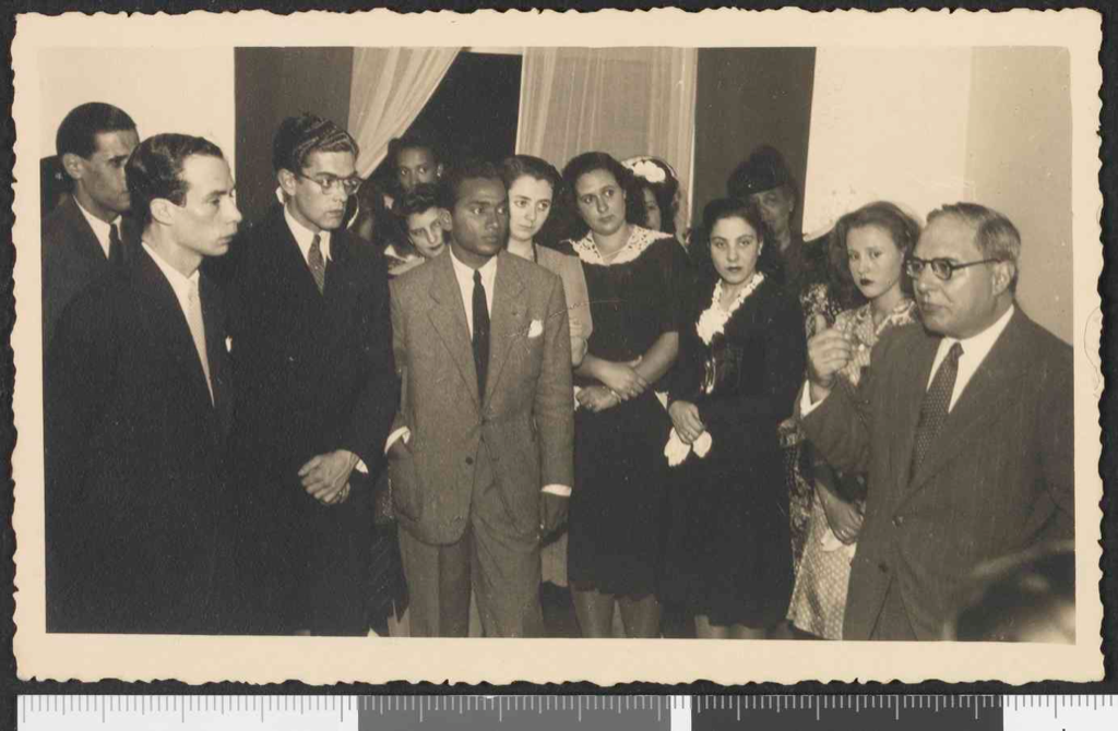 Der erste Präsident der CEI , Alberto Marques Mano de Mesquita, begrüßt den Minister der Kolonien Francisco Vieira Machado bei einer Feier in der Vereinigung.